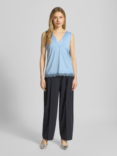 Vrouwenmodel draagt Regular Fit Top met kanten rand model 'Bicco' van FREE/QUENT, elastische materiaalmix, V-hals, mouwloos, voorkant totale lichaamsopname.