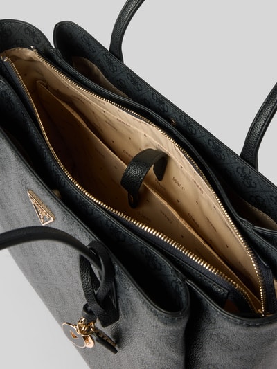 Produktfoto, schwarze Handtasche in Leder-Optik Modell 'NOELLE' von GUESS, geteiltes Hauptfach, goldene Details, Logo, Innenfutter sichtbar