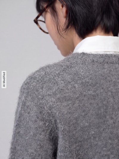 Vrouwenmodel draagt grijze Regular Fit Pullover uit mix van scheerwol en kasjmier model 'DECO' van Weekend Max Mara, Dames pullover, detailopname, KI-modifiedes beeld.