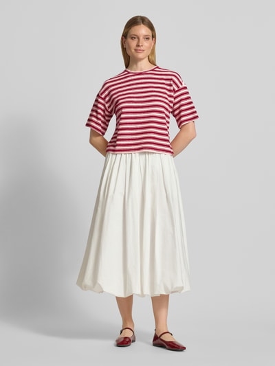 Frauenmodel trägt Oversized Damen T-Shirt mit Strukturmuster Modell 'Cessalia' von MSCH Copenhagen, Rot-Weiß, Rundhalsausschnitt, Ganzkörperansicht von vorne.