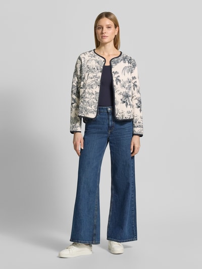 Frauenmodel trägt Regular Fit Jacke aus reiner Viskose Modell 'Carli' von Soyaconcept mit floralem Allover-Print, Ganzkörperansicht von vorne.