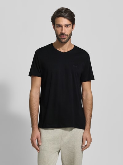 Männermodel trägt T-Shirt mit V-Ausschnitt im 2er-Pack Modell 'ComfortS' von BOSS in Schwarz, Baumwolle, unifarben, Nahaufnahme Oberkörper.