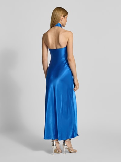 Vrouwenmodel draagt avondjurk met halter, maxi-jurk, nauwsluitend model, satijn, rugdecolleté, model 'Yvette' van Forever New, naadritssluiting, ruglengte 164 cm, borstwijdte 39 cm, kleur blauw, glanzende textuur, geheel aanzicht achteraan