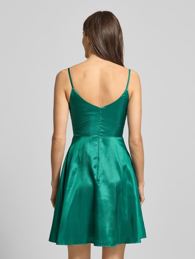Frauenmodel trägt Regular Fit Minikleid mit Spaghettiträgern von Luxuar, aus grünem Satin mit Nahtreißverschluss, Rückenlänge 69 cm, Ganzkörperansicht Rückansicht.
