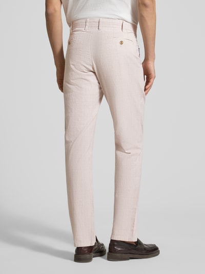 Mannelijk model draagt Hose aus Baumwoll-Leinen-Mix mit Glencheck-Muster van Christian Berg Men in regular fit, lichtroze met fijne ruit en zij- en achterzakken, katoenen-linnen mix, achteraanzicht volledige lichaamsopname.