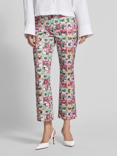Frauenmodel trägt Hose im Allover-Look Modell 'Dream Kick' von MAC aus Baumwoll-Mix mit Stretch-Anteil, verkürzte Passform, Ganzkörperansicht von vorne.