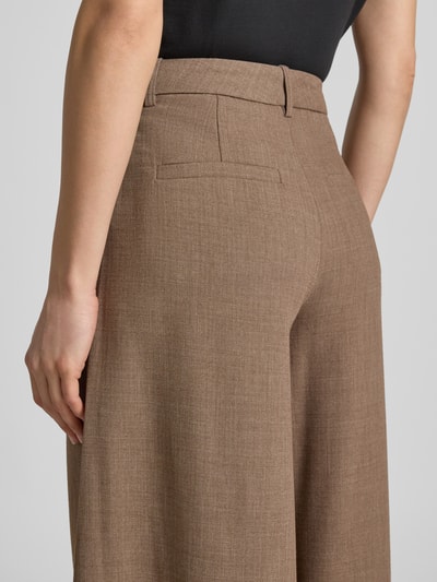 Frauenmodel trägt Wide Leg Hose mit Viskose-Anteil Modell 'Darina' von MSCH Copenhagen in Braun, Material-Mix, Detailaufnahme Rückansicht. Damen HOSE mit französischen Eingrifftaschen, Knopf- und Reißverschluss, Bundweite 38 cm, Innenbeinlänge 81 cm bei Größe S.