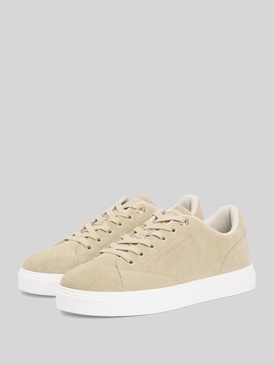Produktfoto, Low Top Sneaker aus echtem Leder von Tommy Hilfiger in einfarbigem Beige, abgerundete Spitze, flacher Absatz, Schnürverschluss, gładka faktura