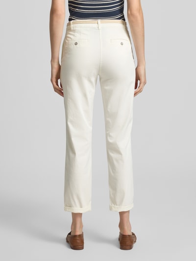 Frauenmodel trägt Casual Fit Chino mit Baumwoll-Anteil von Christian Berg Woman in Unifarbenes-Design, Baumwoll-Mix, Gürtel, Verkürzt, Ganzkörperansicht Rückansicht.