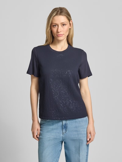 Frauenmodel trägt T-Shirt aus Viskose-Mix mit Pailletten von Comma, Regular-Fit, Strukturmuster, Rundhalsausschnitt, Dunkelblau, Ganzkörperansicht von vorne.