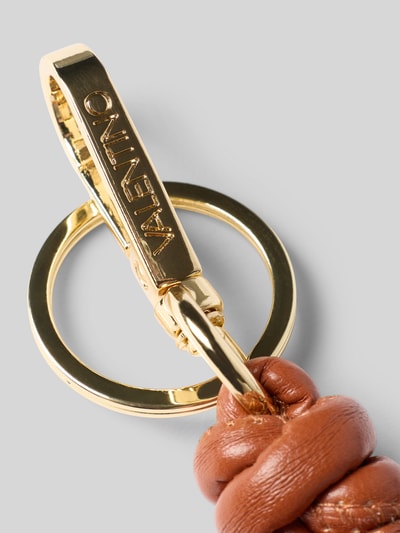 Produktfoto, Schlüsselanhänger mit Ziersteinbesatz Modell 'Eloura' von VALENTINO BAGS, goldfarbener Karabiner-Haken, Logo-Detail, braune Ledertextur