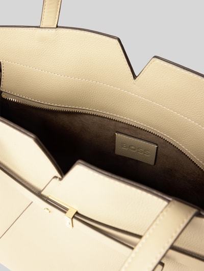 Produktfoto, Shopper aus echtem Rindsleder Modell 'BOSS REVERS SM TOTE' von BOSS, unifarben, Zierschnalle, Reißverschluss, główna komora, kieszeń zewnętrzna, wnętrze z przegródką i kieszenią na zamek, uchwyty, beżowa faktura skóry, wykończenie matowe