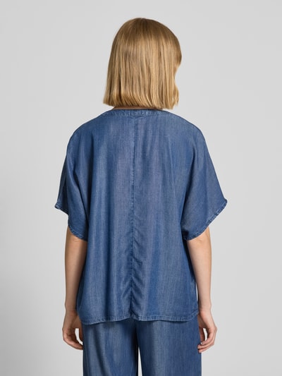 Frauenmodel trägt Relaxed Fit Bluse in Denim-Optik mit Rüschen von Milano Italy aus Lyocell, blaue Farbe, strukturierte Textur, Ganzkörperansicht Rückansicht.