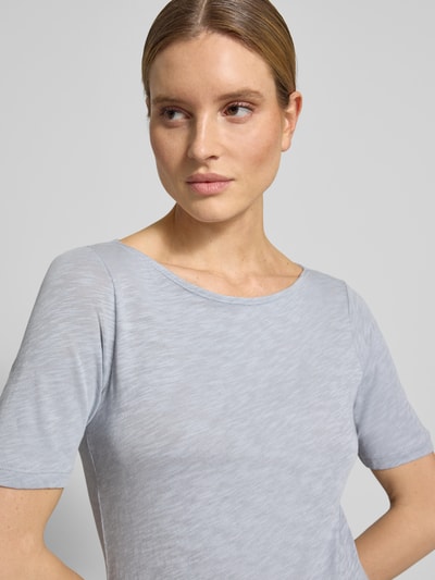Modelka kobieca nosi Slim Fit T-Shirt aus reiner Baumwolle von Marc O'Polo, efekt: jednolity kolor, melanż, nadruk z logo, dekolt w łódkę, krótki rękaw, prosty krój, wykończenie materiału: webware, materiał: bawełna. Zbliżenie na górną część ciała z przodu.