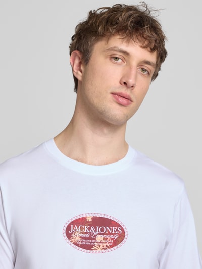 Männermodel trägt weißes Herren T-Shirt mit Label-Print von Jack & Jones aus reiner Baumwolle, Rundhalsausschnitt, Nahaufnahme Oberkörper.