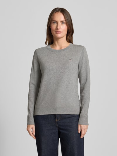 Vrouwenmodel draagt Regular Fit Strickpullover aus Baumwoll-Mix van Tommy Hilfiger, uni, geribd, langmouw, grijs, voorkant volledig zichtbaar.