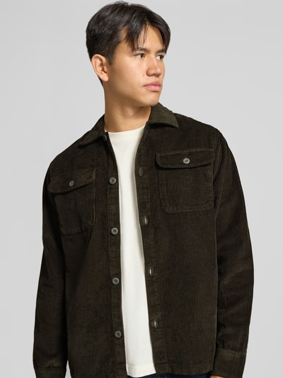 Männermodel trägt Regular Fit Hemdjacke aus Cord Modell 'REGENT' von JACK & JONES, reine Baumwolle, Dunkelgrün, Nahaufnahme Oberkörper.