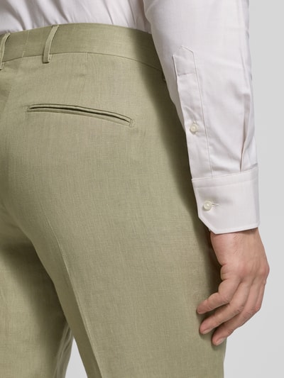 Männermodel trägt Anzughose mit Gesäßtaschen Modell 'Tense' van Tiger Of Sweden van puur linnen in regular fit, detailopname heup, context: heren Anzughose, persvouwen, bandwijdte maat 50: 45 cm, binnenbeenlengte maat 50: 78 cm