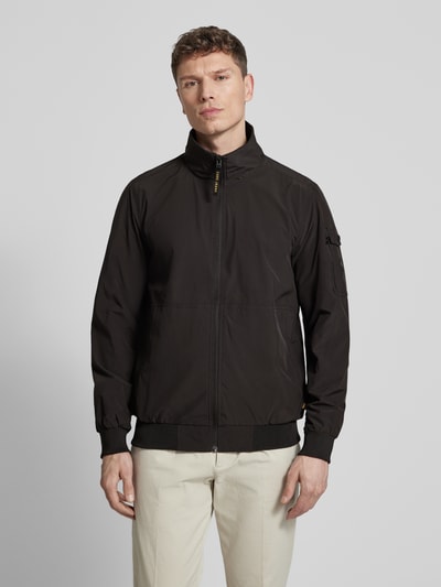 Männermodel trägt Windbreaker mit Stehkragen Modell 'YETUR' von CARS JEANS, schwarz, gerader Schnitt, Reißverschlusstasche, Ganzkörperansicht von vorne.
