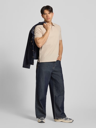 Männermodel trägt Regular fit Poloshirt mit Strukturmuster Modell 'AUSTIN' van Jack & Jones, katoenmix, knoopsluiting, crème, vooraanzicht, ganzkörperansicht von vorne.