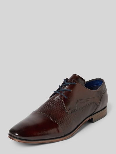 Produktfoto, Buty sznurowane z naturalnej skóry, zaokrąglony czubek, detal z logo, wiązanie, fakturowana podeszwa, model 'Morino' od Bugatti, wysokość obcasa 3 cm, cholewka 7 cm, szerokość cholewki 7 cm, odcień brązu, gładka i fakturowana powierzchnia