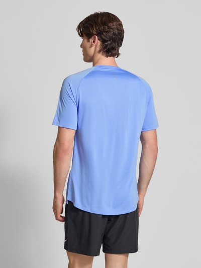 Männermodel trägt Funktionsshirt mit Logo und Rundhalsausschnitt Modell 'Stride' von NIKE TRAINING in Hellblau, Regular-Fit, Rückenansicht.