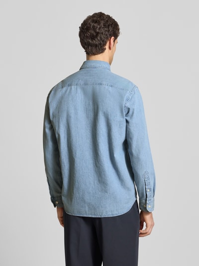 Männermodel trägt Regular Fit vrijetijdsoverhemd uit biologisch katoen model 'CARLO' van SELECTED HOMME in effen kleuren, ganzkörperansicht rückansicht.
