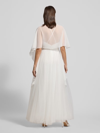 Frauenmodel trägt Stola aus Chiffon mit Knopfverschluss von Vera Mont, fließender Stoff, weiß, transparente Textur, Ganzkörperansicht Rückansicht.