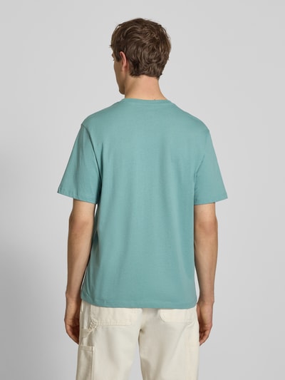Männermodel trägt T-Shirt mit Logo und Rundhalsausschnitt von Jack & Jones aus Reine Baumwolle, Regular-Fit, Rückenlänge 71 cm, Ganzkörperansicht Rückansicht.