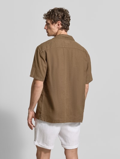 Männermodel trägt Regular Fit Leinenhemd mit Reverskragen von MCNEAL in Braun, reine Leinenstruktur, Rückansicht Ganzkörperansicht.
