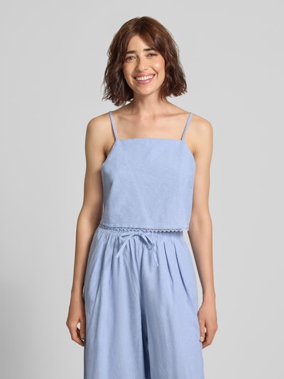 Frauenmodel trägt Regular Fit Top mit Spitzenbesatz Modell 'Feoly' von American Vintage in Hellblau, reine Baumwolle, Nahaufnahme Oberkörper