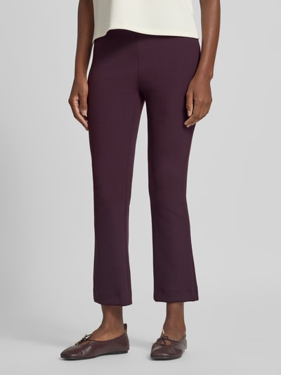 Frauenmodel trägt Regular Fit Schlaghose in 7/8 Länge Modell 'MACY' von Raffaello Rossi, dunkelviolett, glatte Textur, Nahaufnahme Oberkörper. Damen Schlaghose von Raffaello Rossi.