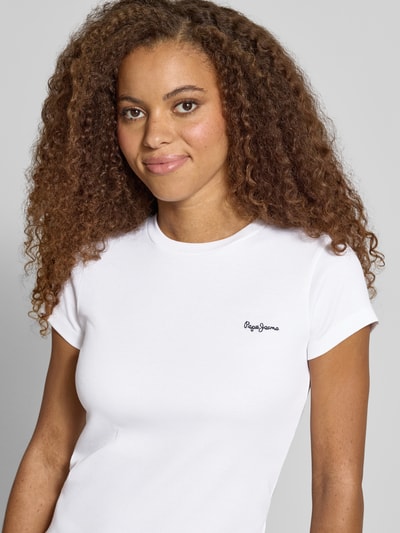 Frauenmodel trägt Regular Fit T-Shirt aus Baumwoll-Mix Modell 'MERIDA' von Pepe Jeans, unifarben, Label Print, Nahaufnahme Oberkörper.