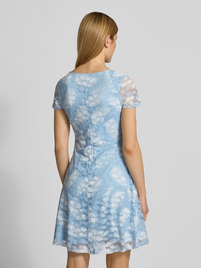 Modelka nosi Knielanges Kleid mit Rundhalsausschnitt von Apricot, mieszanka materiałów z dodatkiem streczu, taliowany krój, długość do kolan, okrąły dekolt, nieprzezroczysta halka pod sukienkę, długość tyłu w rozmiarze S: 94 cm, szerokość w rozmiarze S: 46 cm, długość rękawów w rozmiarze S: 19 cm, jasnoniebieski z białym wzorem liści, tekstura koronkowa, widok całej sylwetki z tyłu.