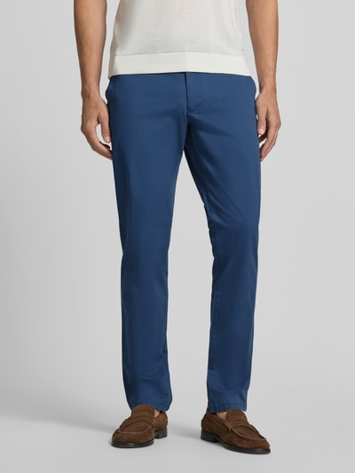 Męski model nosi Hose mit Gesäßtaschen von Christian Berg Men, mieszanka bawełny i elastanu, krój slim fit, wpuszczane kieszenie, kolor niebieski, szerokość w rozmiarze 50: 45 cm, długość wewnętrzna nogawki w rozmiarze 50: 80 cm, Ganzkörperansicht z przodu.