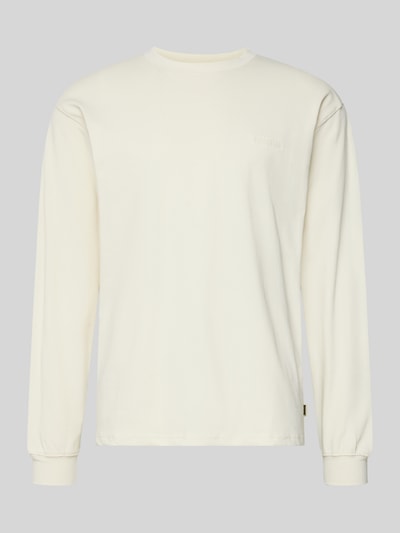 Produktfoto, cremefarbenes Longsleeve mit Rundhalsausschnitt, gerippten Abschlüssen und Label-Stitching, Modell 'Baine' von WOODBIRD, reine Bio-Baumwolle, Regular Fit