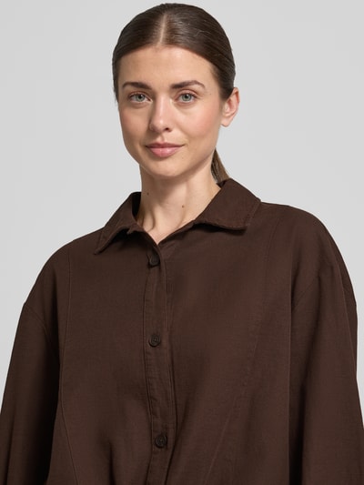 Frauenmodel trägt Relaxed Fit Hemdjacke aus Baumwoll-Leinen-Mix Modell 'Formente' von OPUS, Knopfleiste, Hemdblusenkragen, Nahaufnahme Oberkörper.