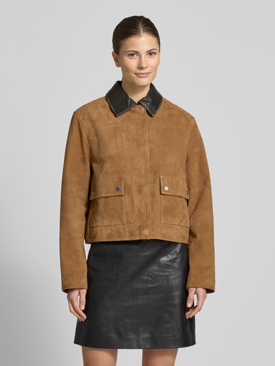 Vrouwenmodel draagt Veloursjacke met Lederkontrastkragen van Jake*s Casual, dames, velours, regular fit, contrastkraag, klepzakken, Ganzkörperansicht van voren.