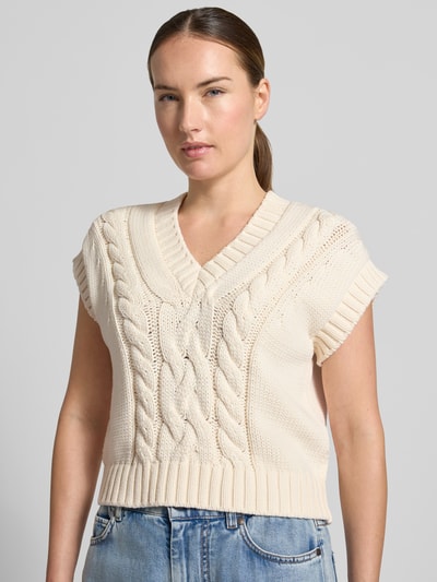 Vrouwenmodel draagt crèmekleurige spencer van katoenmix model 'PASCIA' van Weekend Max Mara, dames pullover, close-up bovenlichaam.