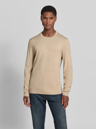 Männermodel trägt Strickpullover mit geripptem Rundhalsausschnitt von MCNEAL in Beige, taillierte Passform, Ganzkörperansicht von vorne.