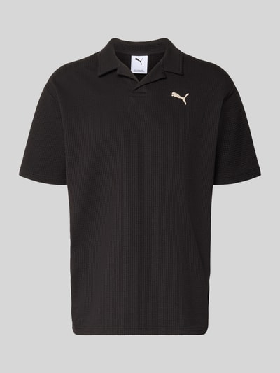Produktfoto, schwarzes Regular Fit T-Shirt mit Logo-Stitching von PUMA PERFORMANCE aus Baumwoll-Mix mit Stretch-Anteil, Strukturmuster, Reverskragen
