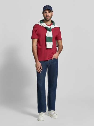 Männermodel trägt Regular Fit T-Shirt aus reiner Baumwolle von Polo Ralph Lauren, Optik: Unifarben, Logo-Detail, Ganzkörperansicht von vorne.