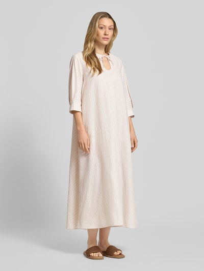 Frauenmodel trägt Midikleid aus Leinen-Baumwoll-Mix mit 3/4-Arm von MM by Max Mara, hell, Schlüsselloch-Ausschnitt, Wide-Fit, Ganzkörperansicht von vorne