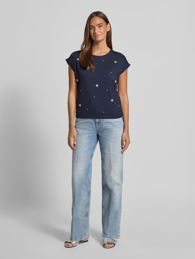 Frauenmodel trägt T-Shirt mit Ziersteinbesatz und Rundhalsausschnitt von Christian Berg Woman, Reine Baumwolle, Regular-Fit, Dunkelblau, Ganzkörperansicht von vorne.