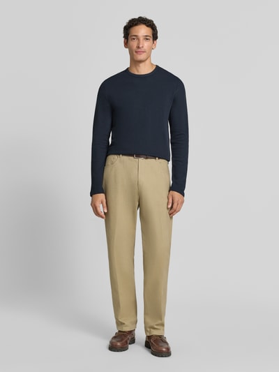 Männermodel trägt Regular Fit Longsleeve aus reiner Baumwolle Modell 'Basic' von Lindbergh in Navy, Rundhalsausschnitt, Ganzkörperansicht von vorne, Rückenlänge bei Größe M: 73 cm.
