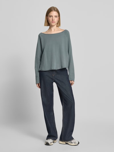 Frauenmodel trägt Sweatshirt mit Rollsaum Modell 'VIBTOWN' von American Vintage in Grau, lockerer Schnitt, Kombi zu Jeans, Ganzkörperansicht von vorne. Damen Sweatshirt, reine Baumwolle, Relaxed Fit.