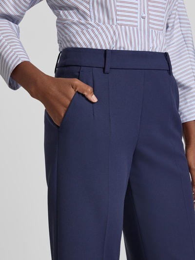 Frauenmodel trägt Wide Fit Hose mit Viskose-Anteil von windsor., dunkelblau, elastischer Mix, Bügelfalten, Nahaufnahme Oberkörper
