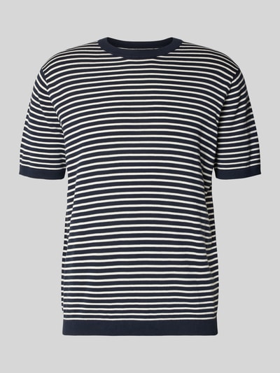 Produktfoto, Strickshirt mit Rundhalsausschnitt von Christian Berg Men aus reiner Baumwolle, Regular-Fit, marineblau-weißes Streifenmuster.