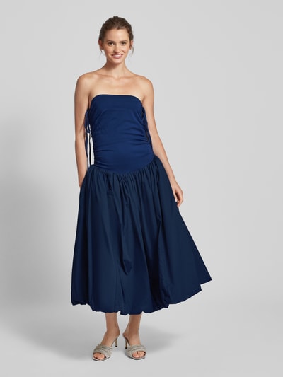 Amy Lynn Abendkleid mit seitlichen Schnürungen Modell 'Alexa' Marine 4