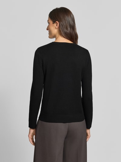 Vrouwenmodel draagt zwarte Regular Fit Pullover uit viscosemix model 'LT NOVEMBER' van Betty Barclay, Dames pullover, volledige lichaamsweergave achterkant.